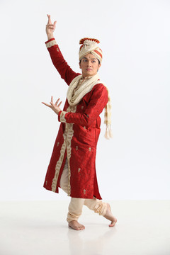 旁遮普传统服装舞蹈和摆姿势