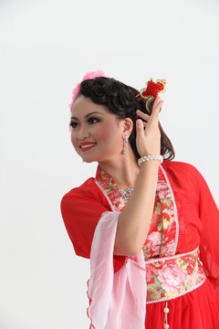 身着红色服装的中国女人远眺的特写镜头