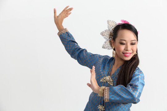 马来女性，举着胳膊跳传统的舞蹈