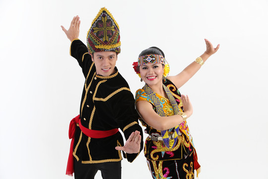 来自婆罗洲的一对穿着传统服装的情侣