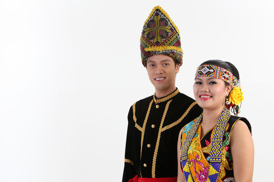 来自婆罗洲的一对穿着传统服装的夫妇看着镜头