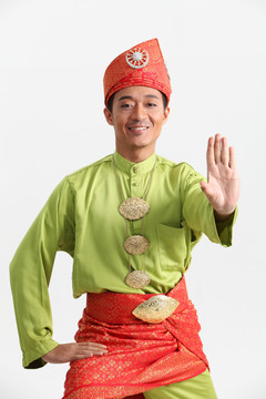 穿着传统服装表演武术的马来人