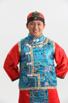 中国传统服装男子微笑
