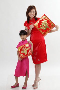 穿着传统服装的中国母亲和女儿