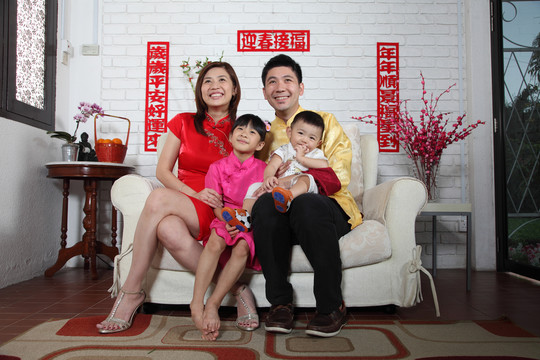 一家人坐在沙发上，用中国新年装饰