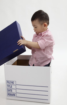 中国男孩玩白盒子