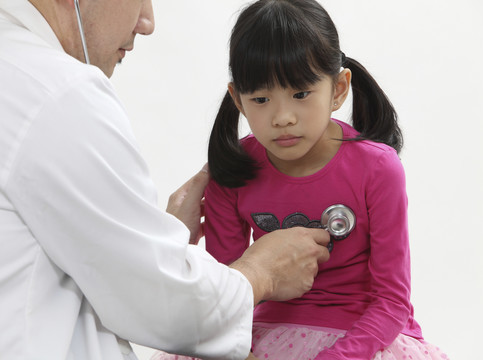中国医生带着一个年轻病人