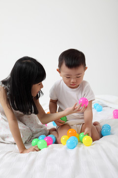 中国西斯特和婴儿在床上玩耍