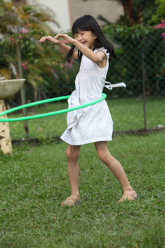 在花园里玩草裙舞的中国女孩