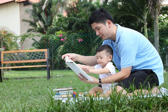 父子俩在花园里读书