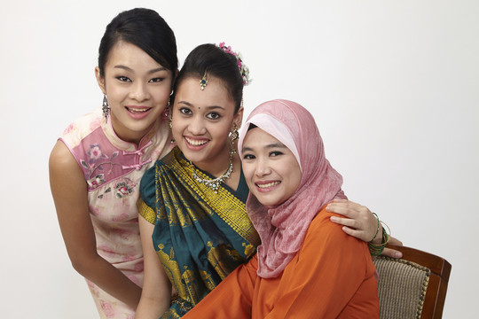 三个马来西亚女人拥抱在一起