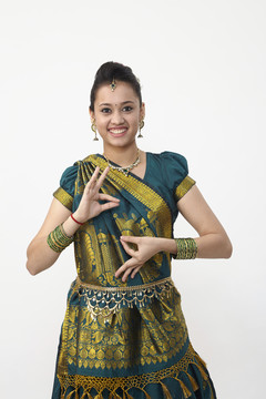 印度妇女穿着纱丽，用手做手势