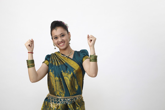 印度妇女穿着纱丽，用手做手势