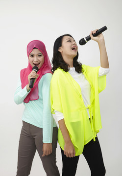 马来西亚华人和马来妇女一起唱歌