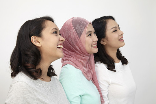 三个不同种族的马来西亚人站成一排看着远方