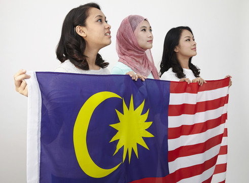 马来西亚多民族手持大旗远眺