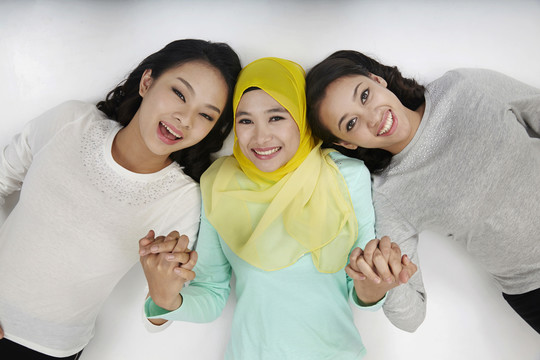 顶视图三个多种族的马来西亚人排成一行