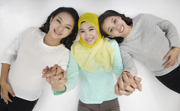 顶视图三个多种族的马来西亚人排成一行