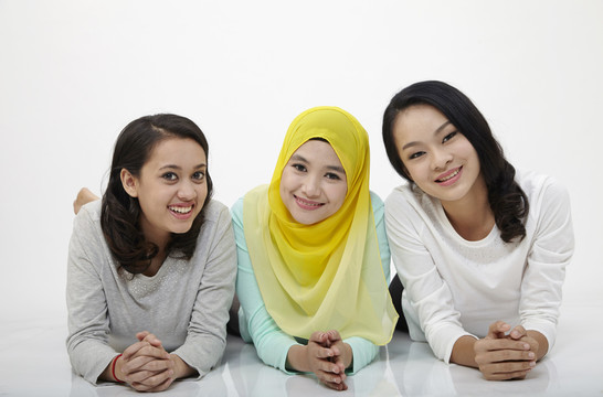 三个多种族的马来西亚人排成一排