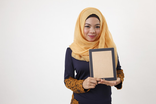 马来妇女拿着图东展示假ipad
