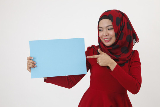 快乐的马来女人指着她手中的卡片