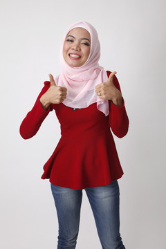 快乐的马来女人正能量双拇指向上