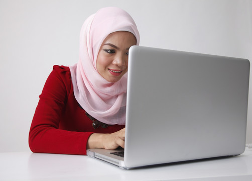 马来妇女使用笔记本电脑