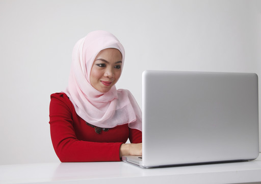 马来妇女使用笔记本电脑