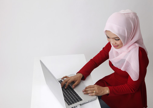 高角度的马来妇女使用笔记本电脑