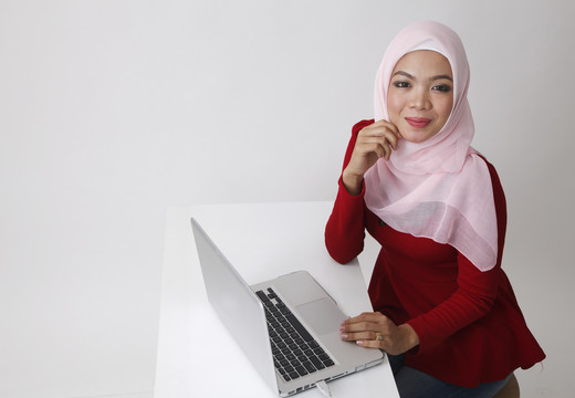 高角度的马来妇女使用笔记本电脑