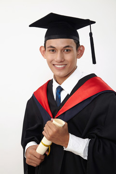 年轻的马来青少年毕业学生戴着持绳证书