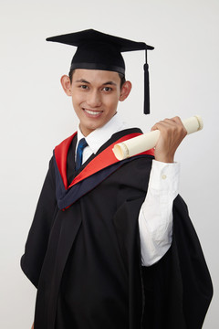 年轻的马来青少年毕业学生戴着持绳证书
