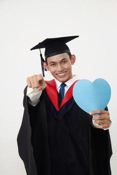 马来毕业生手持心形卡片板