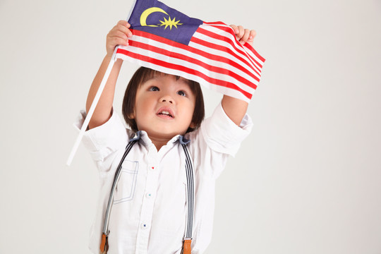 手持马来西亚国旗的中国男孩