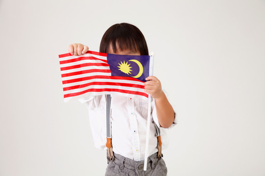 手持马来西亚国旗的中国男孩