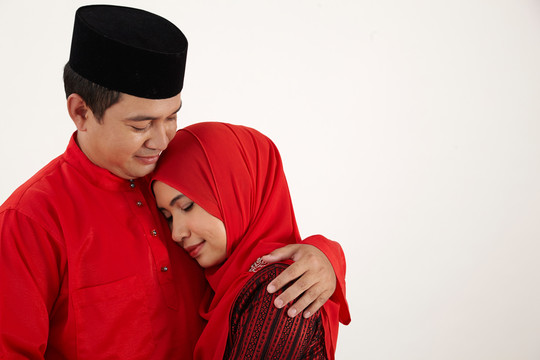 马来男子拥抱妻子