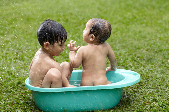 兄弟们在户外玩水很开心