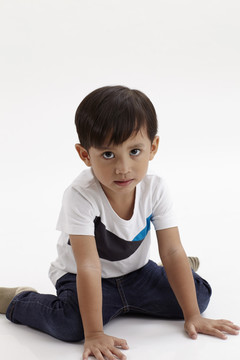 3-6岁马来男孩的画像，坐着