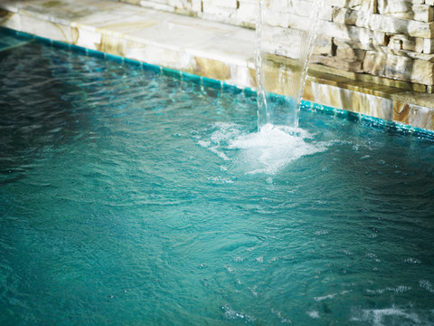 掉进温泉池的水