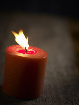 被吹灭的点燃的蜡烛