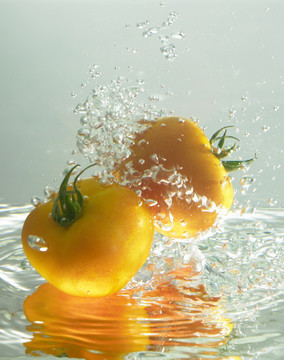 两个西红柿在水里