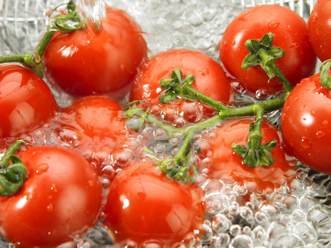 一堆西红柿正在洗