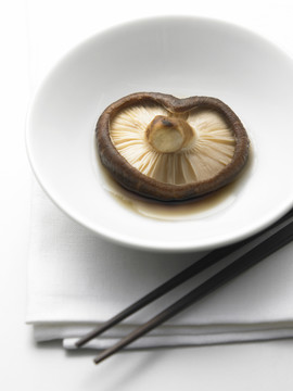 餐巾上放筷子的蘑菇