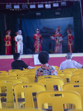 舞台上只有三个观众的中国歌剧