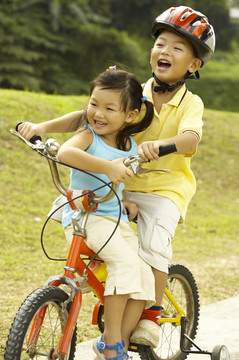 骑自行车的男孩和女孩