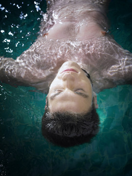 一个人在游泳池里漂浮和放松的顶角
