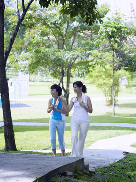 两个女人在公园里慢跑