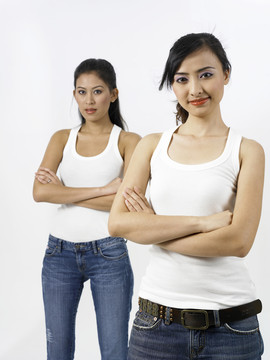 年轻的亚洲女性对着镜头摆姿势