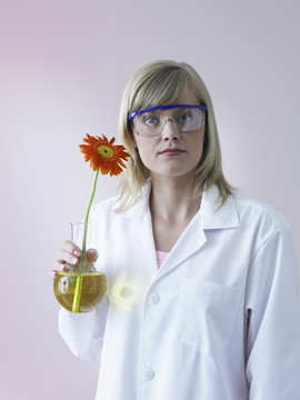 女科学家持花罐正面图