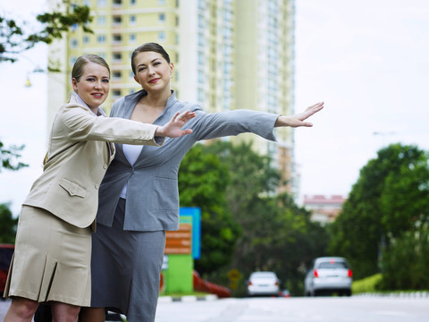 两位商务女士在路边招呼出租车